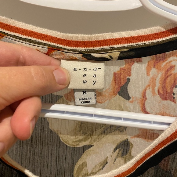 A.N.D ea wy floral sheer blouse. Size medium - Picture 3 of 9